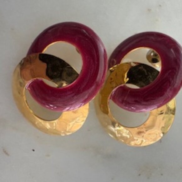 Twenty West Vintage pierced earrings-1980's-Gold tone and Cranberry finish - Picture 4 of 5